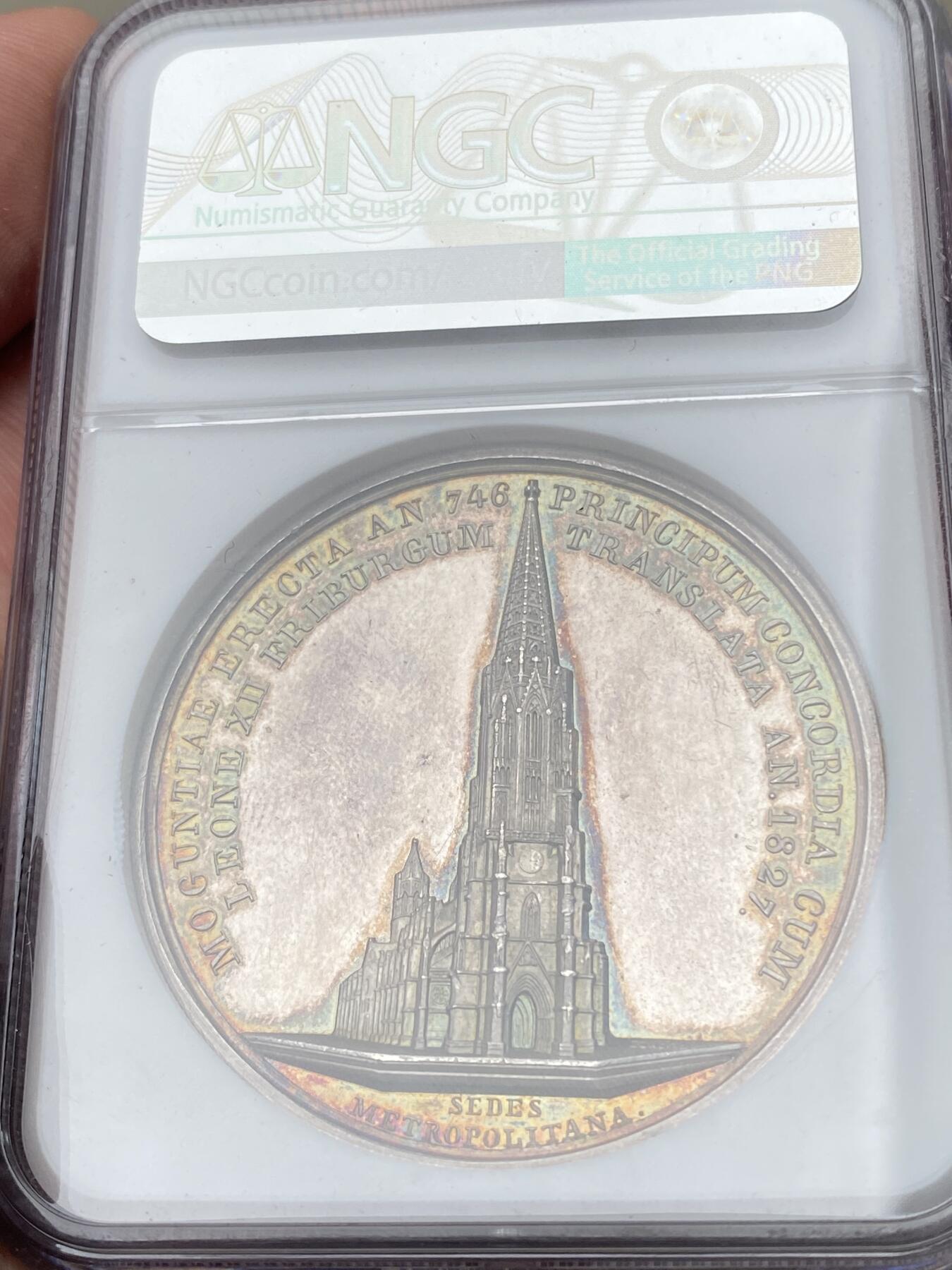 万国钱币拍卖第058期（万国新年大拍） NGC MS62 1827年德国巴登大公国杜拉赫路德维希纪念美因茨大主教区迁移至弗莱堡纪念大银章 44.24MM 43.74G 德章重型名誉品种 RR级别顶级珍品 仅发行62枚存世更罕 1821年教皇国利奥十二世与巴登等谈判 1827年康斯坦茨主教区被废除并迁移至弗莱堡作为大主教区所在地 属上莱茵教区省 弗莱堡大教堂雄伟壮观通体高浮雕镜面精铸玫瑰淡彩 极其稀少的顶级收藏品