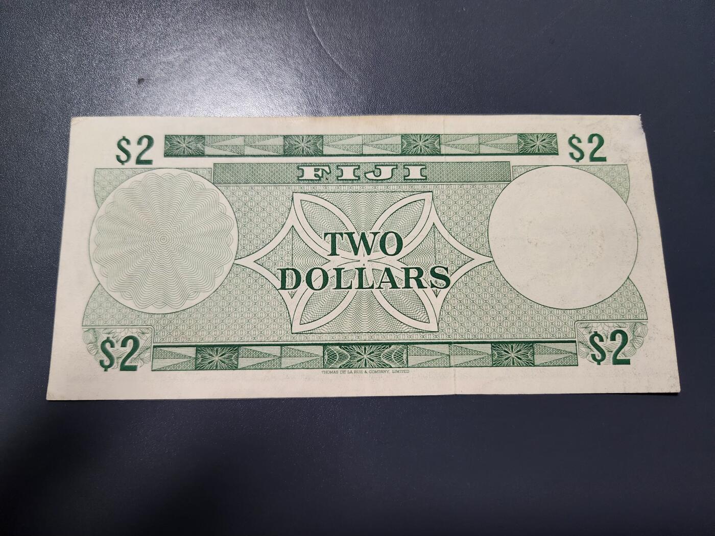 12月21号晚上8点 外国纸币自动截拍第75场 东加勒比2元美品A9签名不同