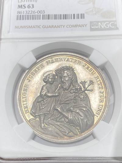 万国钱币拍卖第058期（万国新年大拍） NGC MS63 19世纪德国新教宗教纪念大银章 圣子为耶稣献上花环 圣灵当空照耀 宗教表现力拉满 绿幽灵般油润的沁入式包浆非常赏心悦目 首见品种唯一冠军分