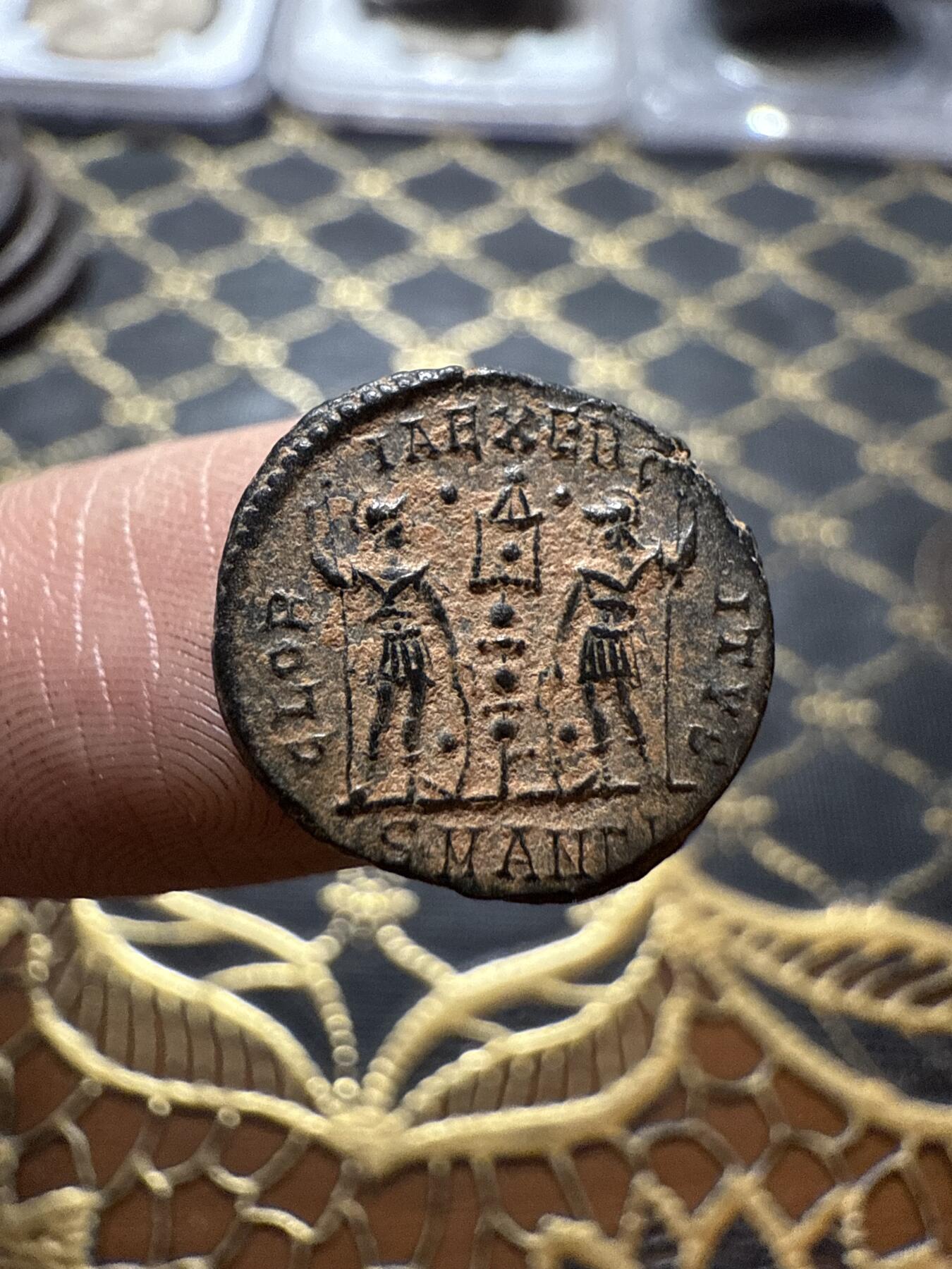 南宋泉阁俄币 外币 国币 专场第二十期 【送拍无额外佣金】 古罗马 公元337-340年 君士坦丁二世 士兵守护军旗铜币 背逆 个头偏大 细节还不错 好品