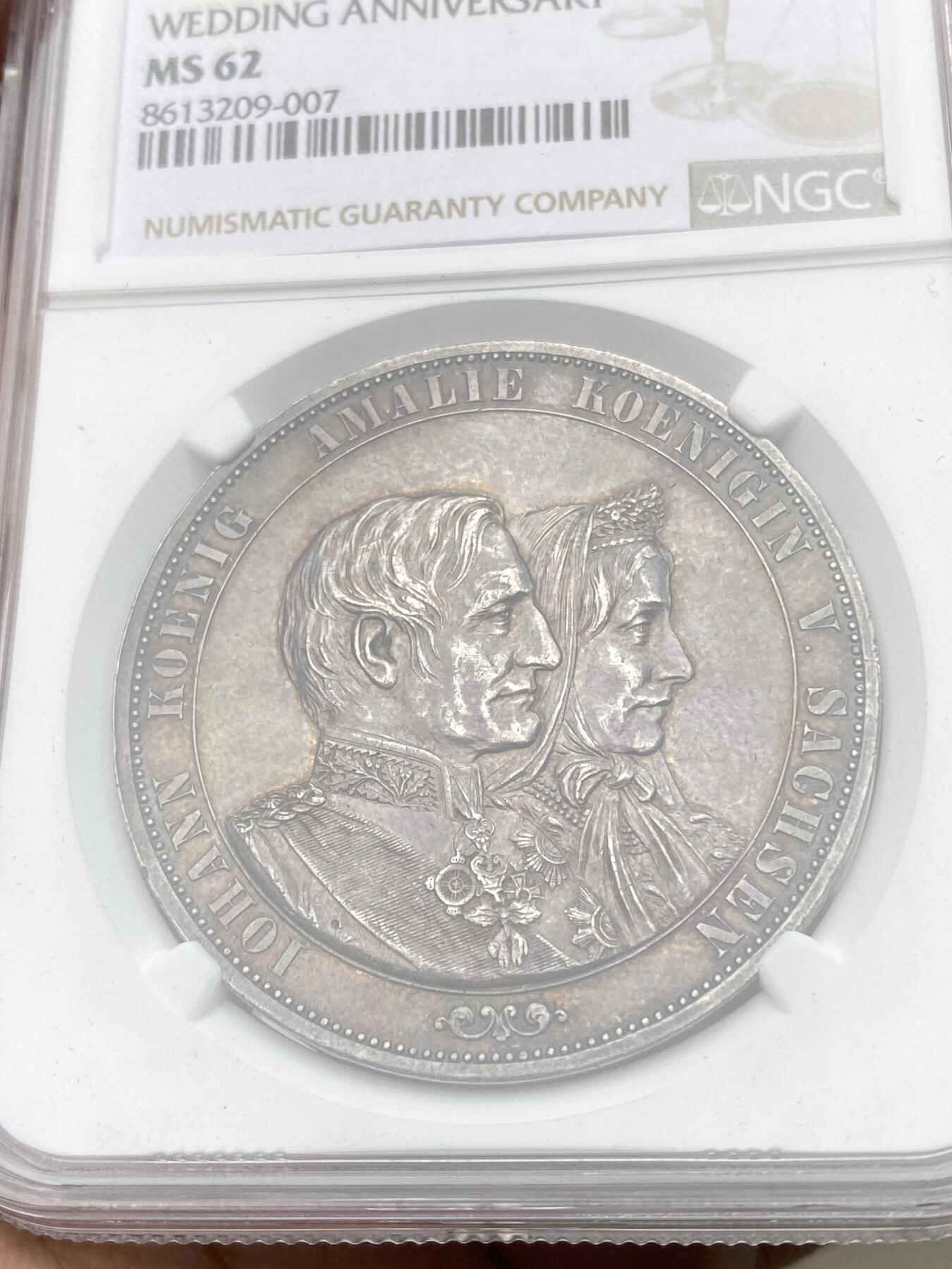 万国钱币拍卖第058期（万国新年大拍） NGC MS62 1872年德国萨克森金婚2泰勒 帝国最后的2泰勒 原味酱彩转光孔雀蓝点缀