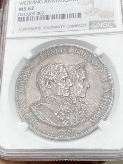 万国钱币拍卖第058期（万国新年大拍） NGC MS62 1872年德国萨克森金婚2泰勒 帝国最后的2泰勒 原味酱彩转光孔雀蓝点缀