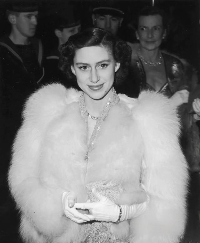 新西兰官方发行《伊丽莎白公主与玛格丽特公主》三角异形雕刻版