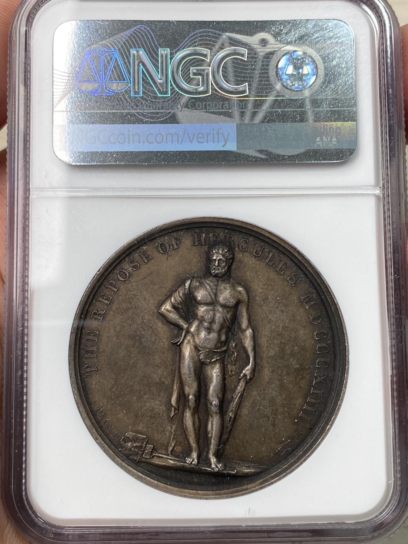 万国钱币拍卖第058期（万国新年大拍） NGC MS62 1814年英国乔治三世时期巴黎条约纪念欧洲和平大银章 41MM 37.02G 原味酱彩 穆迪原铸经典名品系列 戴着科林斯式头盔不列颠尼娅英姿飒爽 赫拉克勒斯站在倒下的法国旗帜上 1814年5月30日签署的《巴黎条约》标志着法国与第六联军（包括英国、俄罗斯、普鲁士、奥地利和其他联军）之间的拿破仑战争正式结束