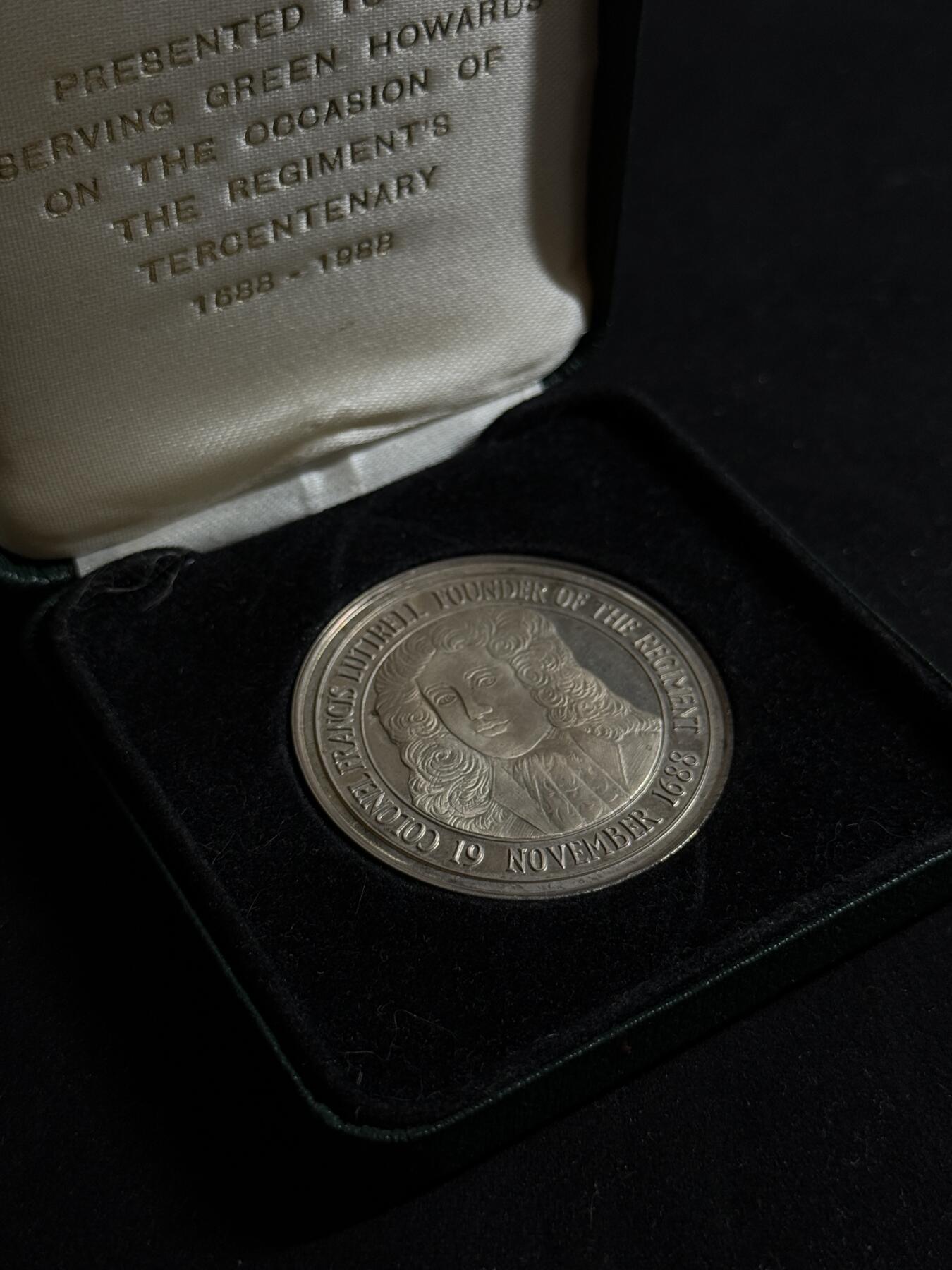 欢庆元旦！戎马世界章牌大赏第109期元旦大拍 英国陆军绿色霍华德团成立300周年纪念章，银制，重37g