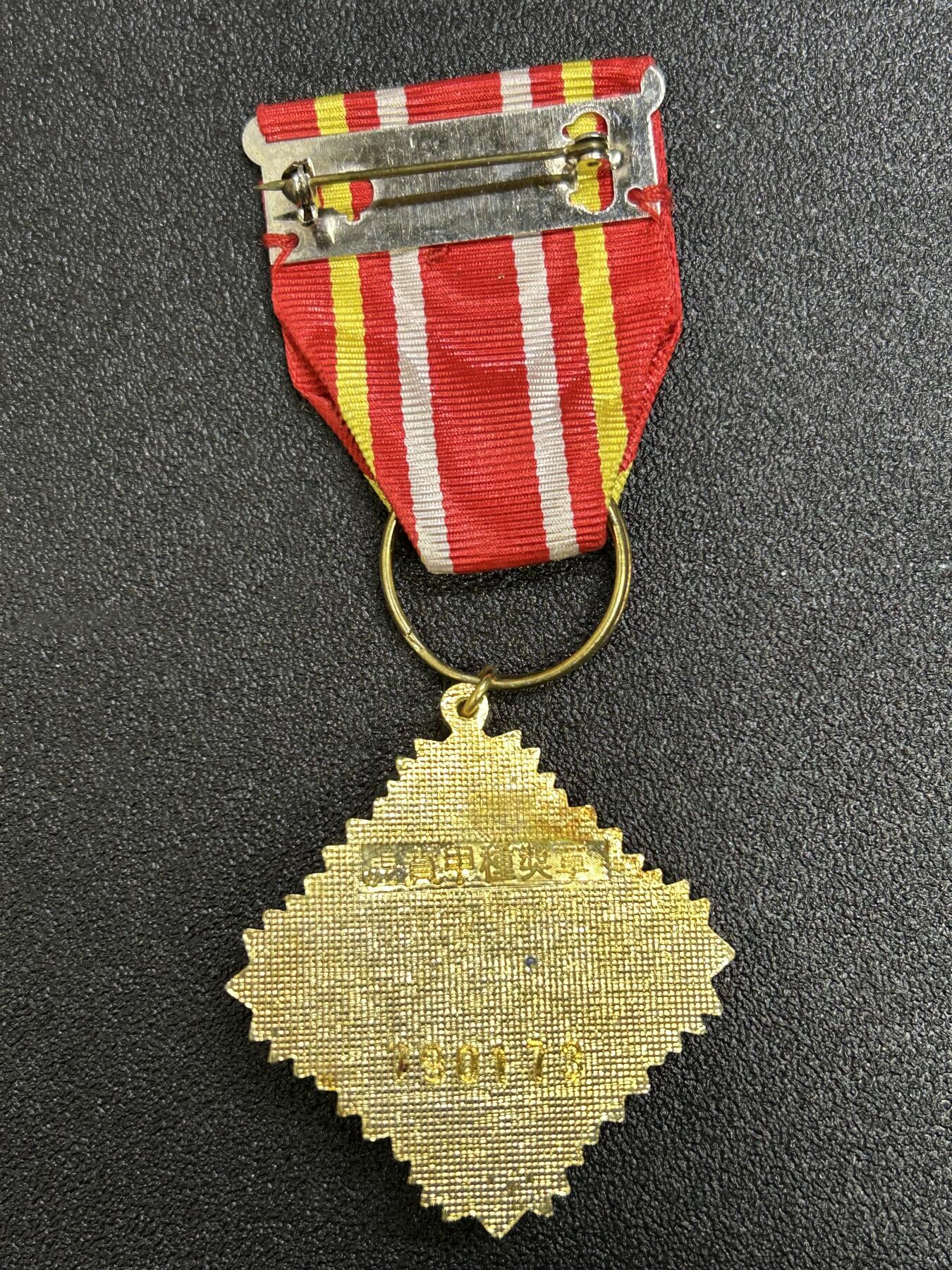 西秦中古拍卖第七十期 民国甲种虎贲奖章 实发带编号 退台后