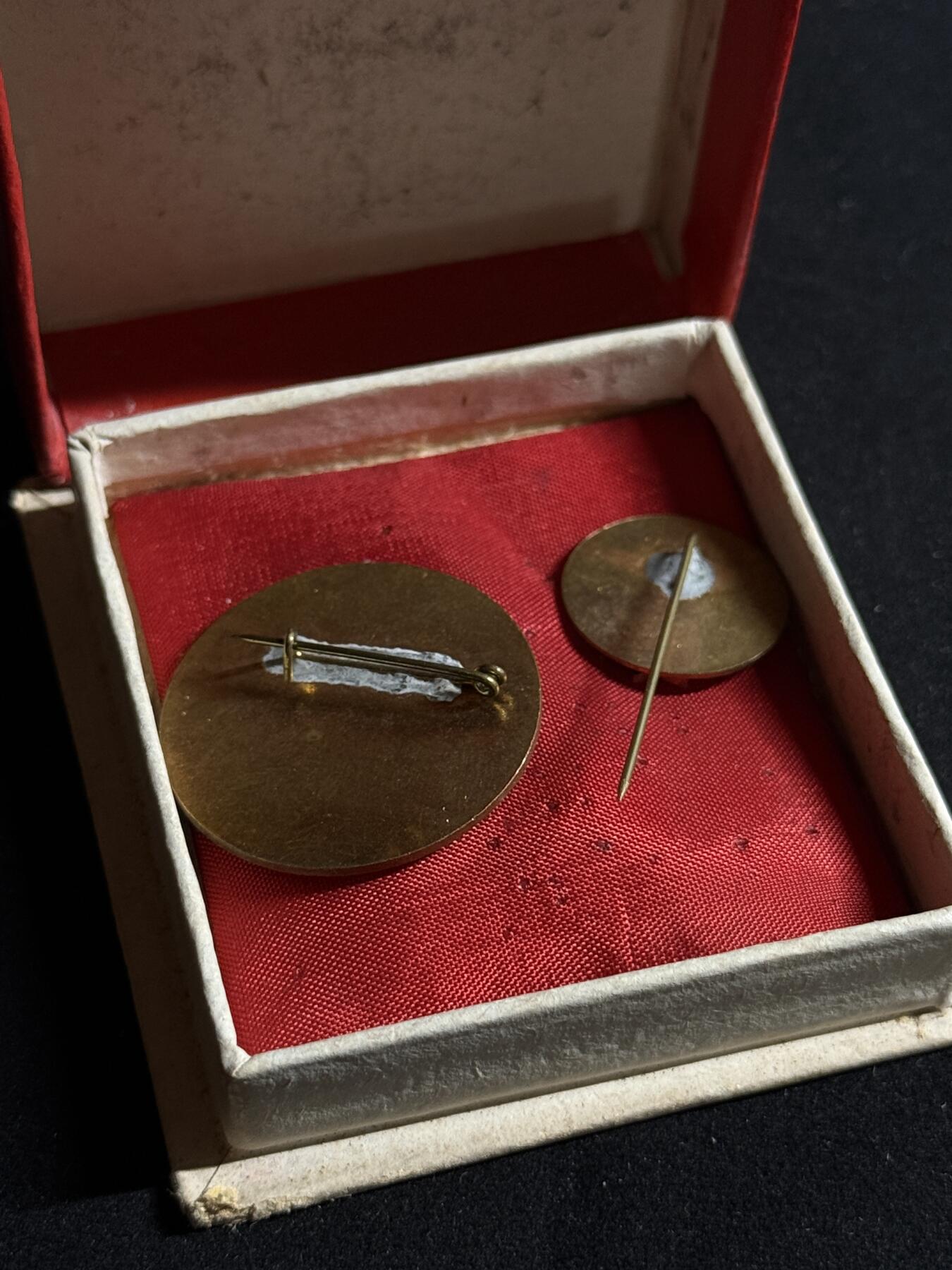 欢庆元旦！戎马世界章牌大赏第109期元旦大拍 匈牙利优秀轻工业劳动者证章