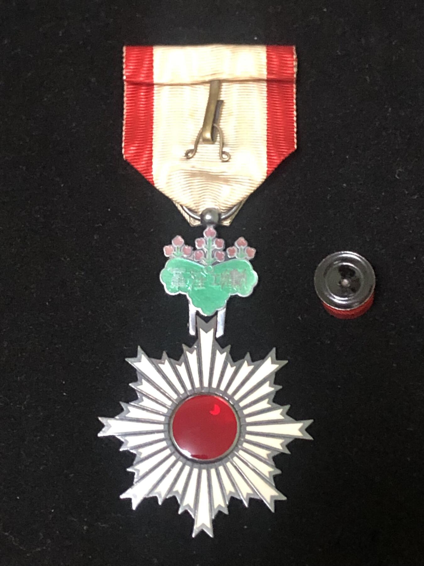 《银字站时六等单光旭日章》勋记徽章纪念章二战抗战收藏民国老银件 吴佩孚将军同款 随章附送照片 看好下单 售出不退不换......