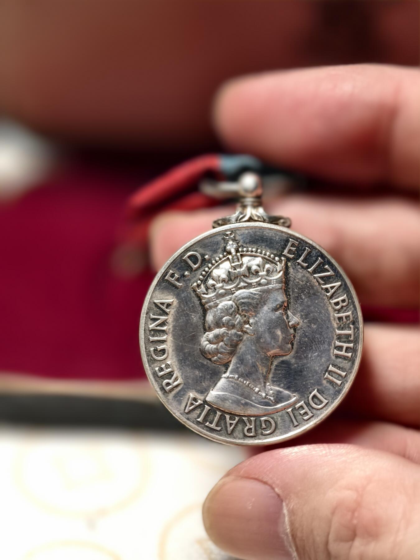 抚柳草堂-第三期章牌钱币 奖章勋章限时免佣 满百包邮 放漏专场 英国1974帝国服务奖章  银质原盒 实发极美品重30.4g