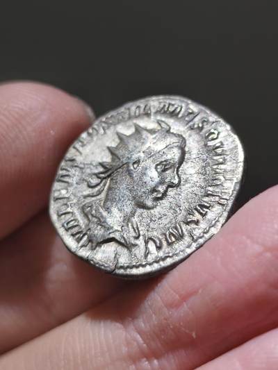 罕见极美品 公元250-251年 霍斯蒂利安 双第纳尔（安东尼安）银币 此枚钱币品相和打制上比同时期大部分钱币都优秀，正反面图案均清晰，很难得的少见品种，附藏家标签   