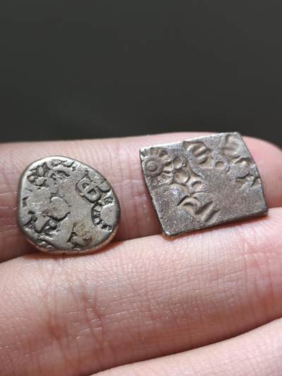 星盘世界钱币十二月二十七日古典币专场 - 古印度 - 孔雀王朝，方形为箷陀罗笈多时期造币，圆形为宾头沙罗时期造币，品相不错