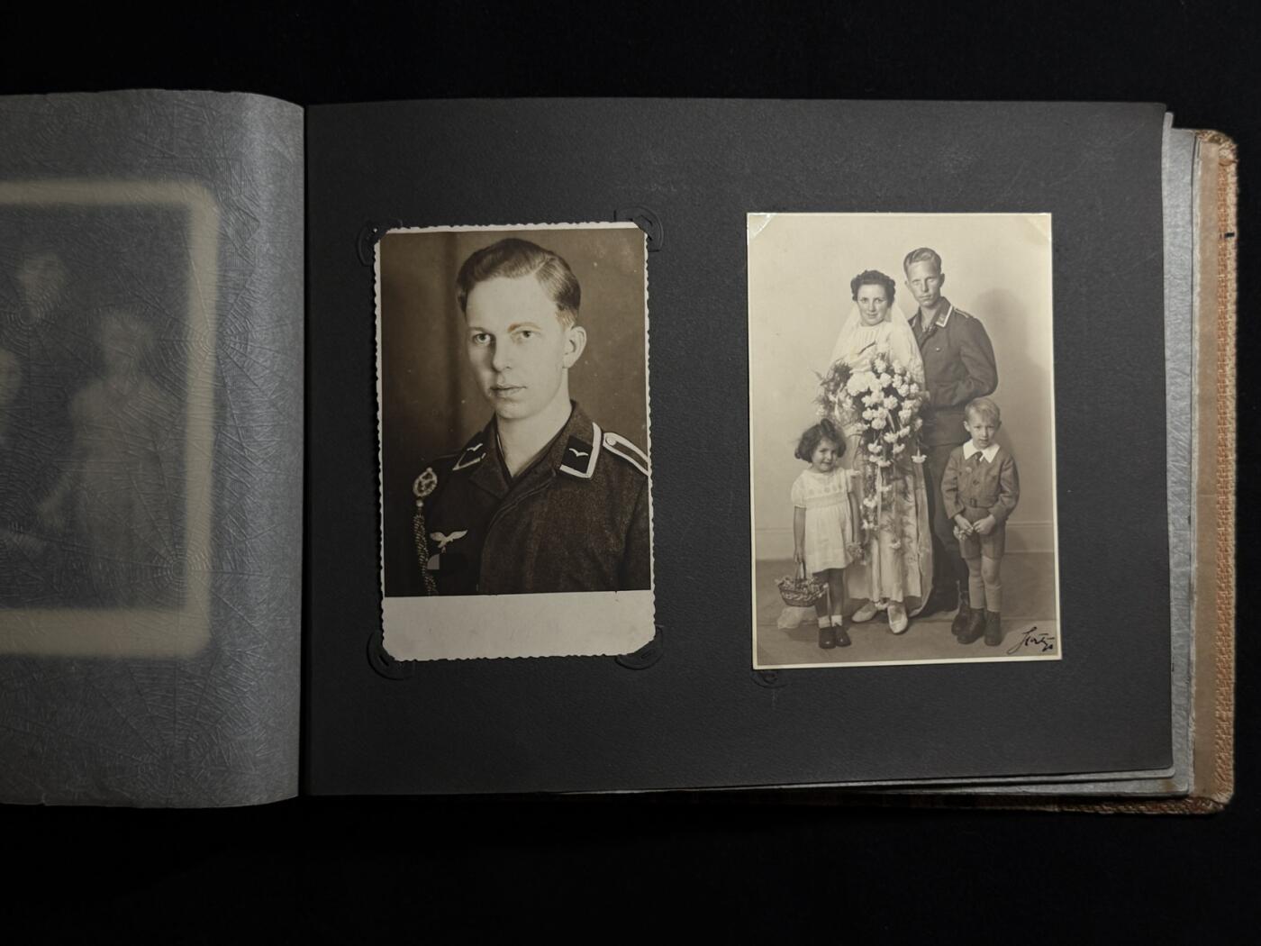 欢庆元旦！戎马世界章牌大赏第109期元旦大拍 铭记历史！德国二战老兵相册，照片约150张，记录了一个德国家庭的生活，包括婚姻、家庭、战争与城市废墟等内容，战前及法国战役相关照片（包括跨过马恩河）