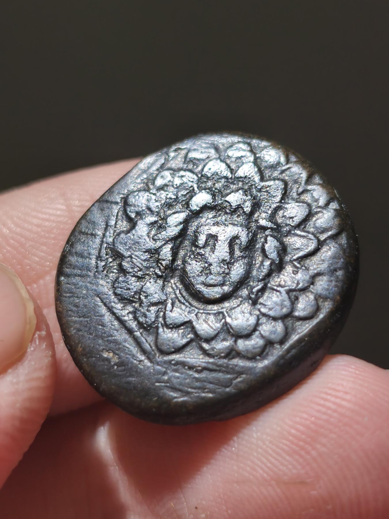 星盘世界钱币十二月二十七日古典币专场 希腊化-黑海南岸地区 本都王国美杜莎盾牌铜币 约前一世纪 正面其实是本地的一个特色神 背面是胜利女神 经典知名品种 适合做吊坠