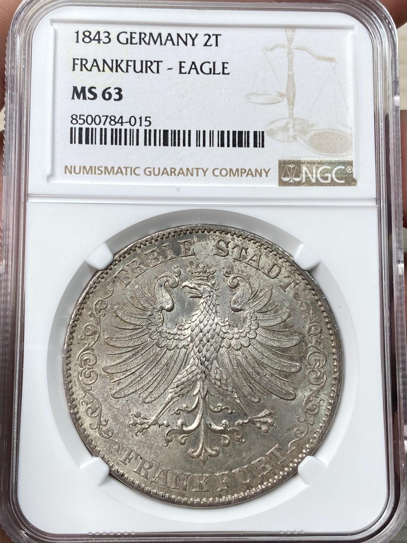 万国钱币拍卖第058期（万国新年大拍） NGC MS63 1843年法兰克福自由市鹰徽流通2泰勒 仅发行12万枚且流通充分 正面是象征法兰克福的雄鹰 背面橡叶结合面值 隔着盒子也能感受到其锋利打制的割手感 华丽淡彩转光 观感超越分数的顶级典藏品质