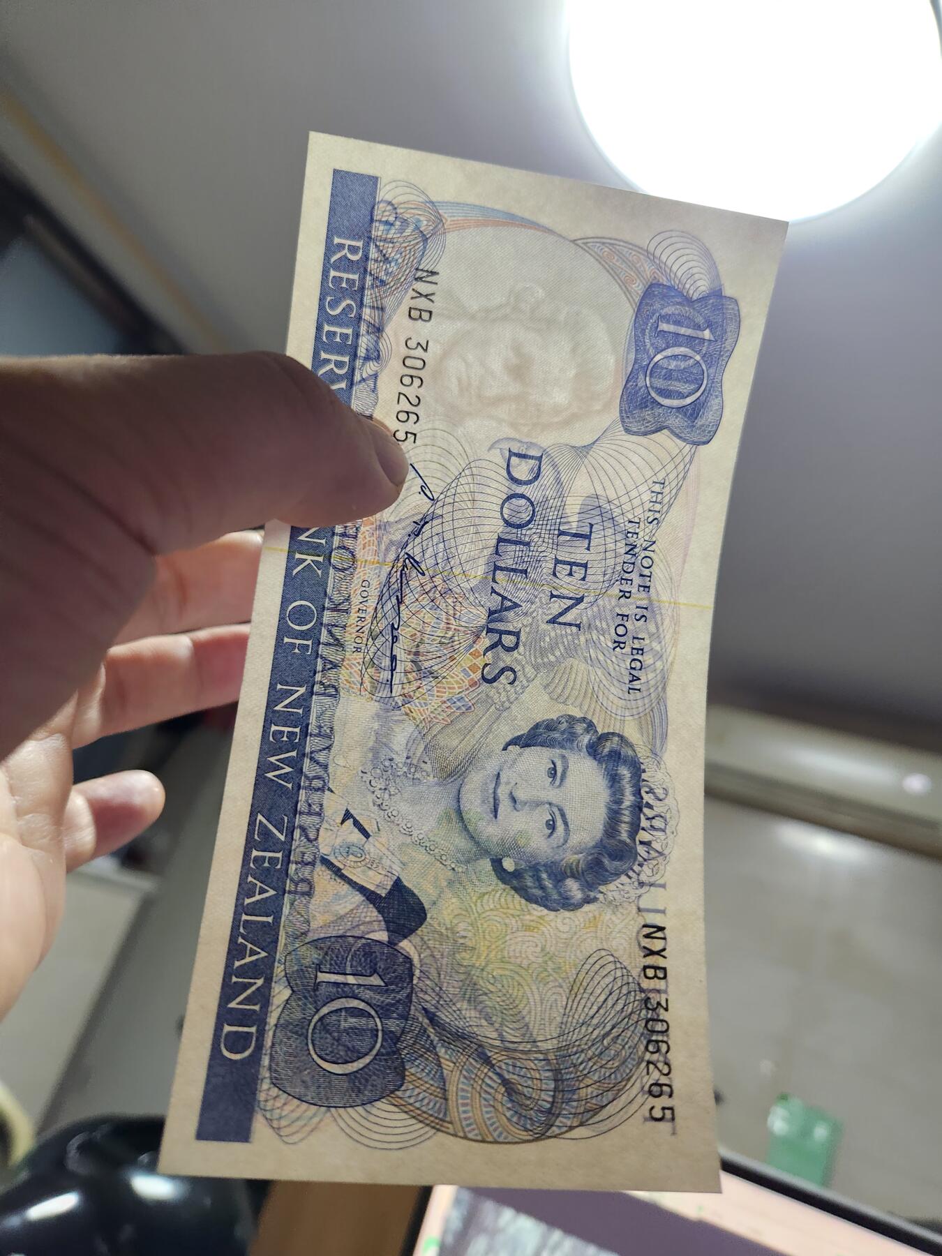 12月21号晚上8点 外国纸币自动截拍第75场 新西兰1985年版10元 ST签名 近新 签名稀少