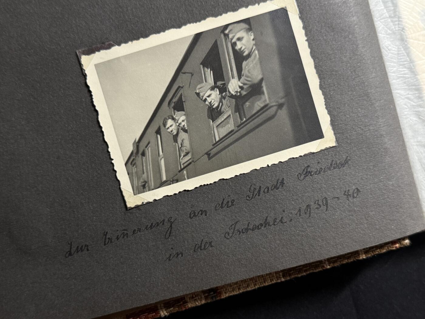 欢庆元旦！戎马世界章牌大赏第109期元旦大拍 铭记历史！德国二战老兵相册，照片约150张，记录了一个德国家庭的生活，包括婚姻、家庭、战争与城市废墟等内容，战前及法国战役相关照片（包括跨过马恩河）