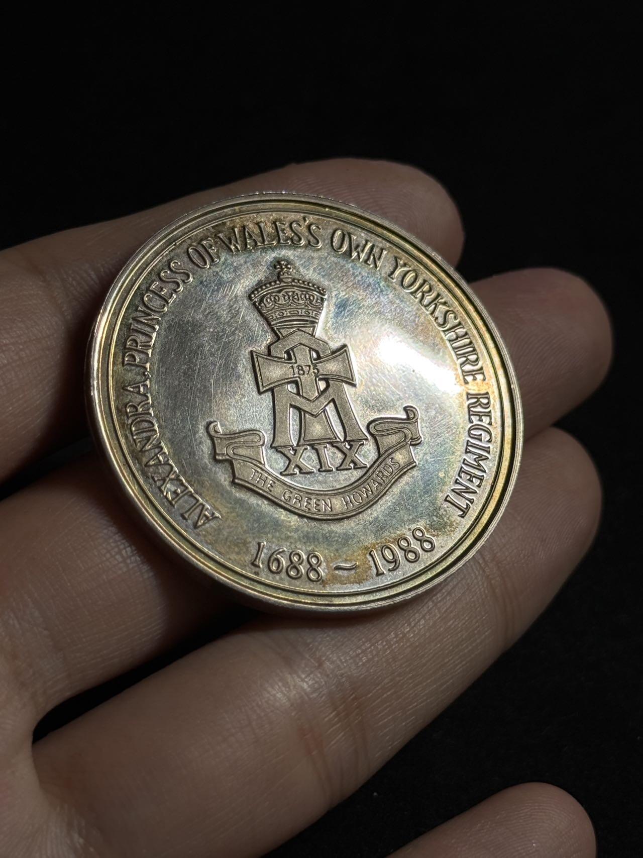 欢庆元旦！戎马世界章牌大赏第109期元旦大拍 英国陆军绿色霍华德团成立300周年纪念章，银制，重37g