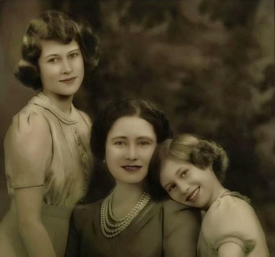 新西兰官方发行《伊丽莎白公主与玛格丽特公主》三角异形雕刻版