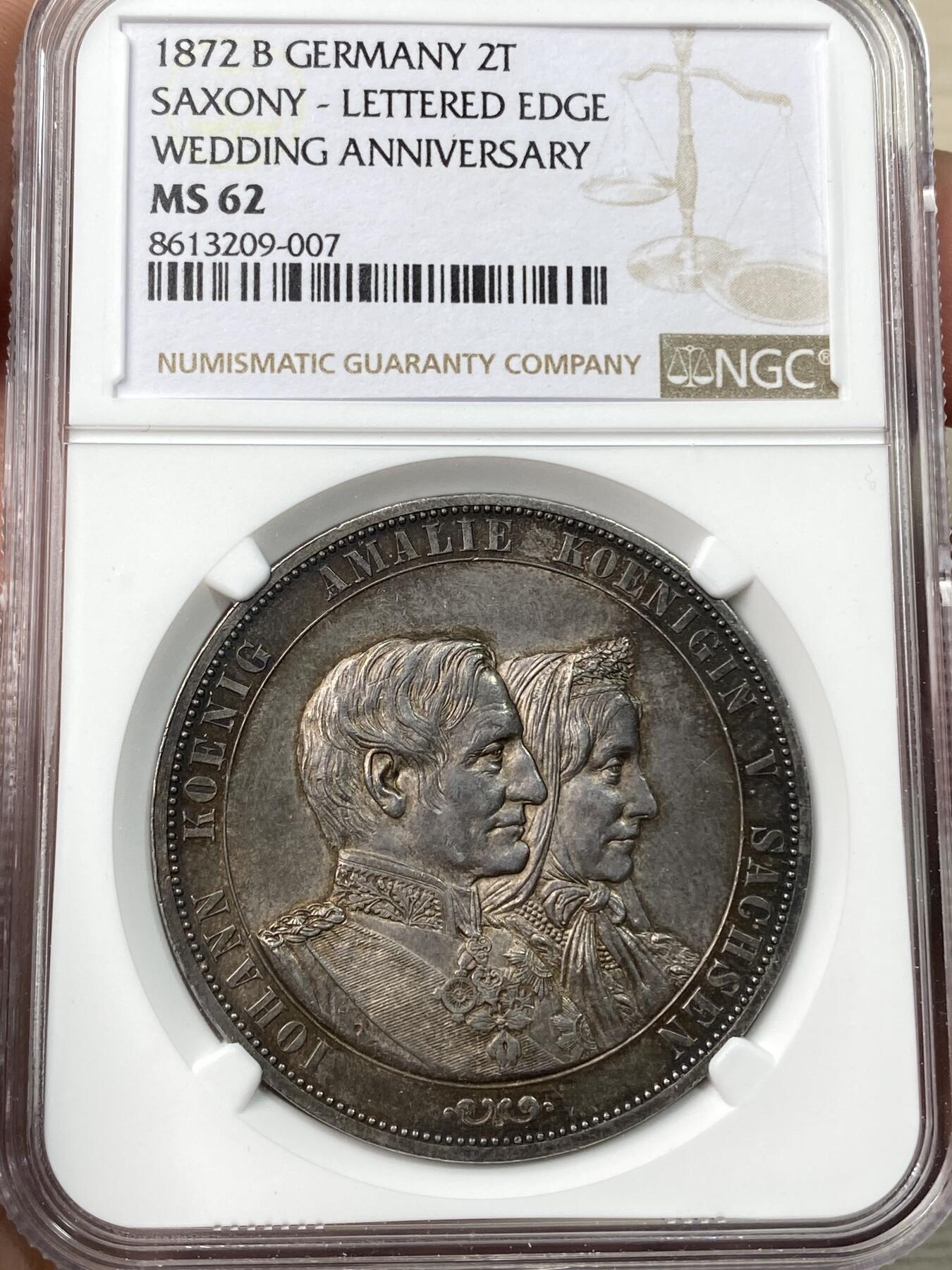 万国钱币拍卖第058期（万国新年大拍） NGC MS62 1872年德国萨克森金婚2泰勒 帝国最后的2泰勒 原味酱彩转光孔雀蓝点缀