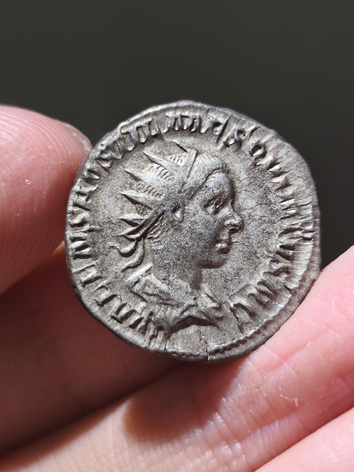 星盘世界钱币十二月二十七日古典币专场 罕见极美品 公元250-251年 霍斯蒂利安 双第纳尔（安东尼安）银币 此枚钱币品相和打制上比同时期大部分钱币都优秀，正反面图案均清晰，很难得的少见品种，附藏家标签   