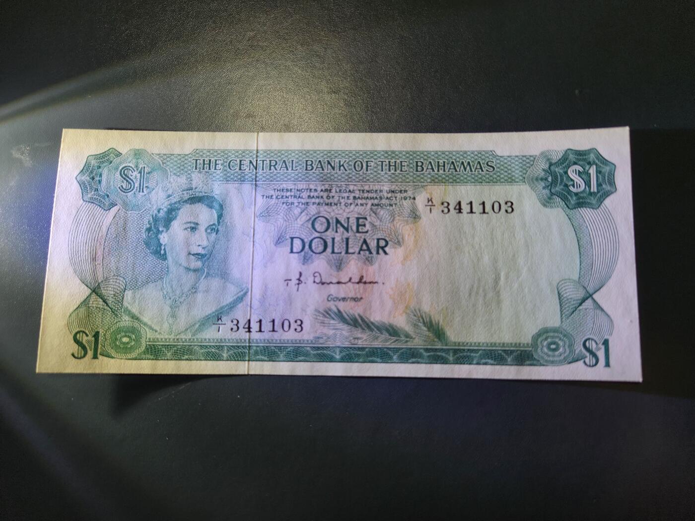 12月21号晚上8点 外国纸币自动截拍第75场 1974年 巴哈马1元 纸币 女王彩背 新品AU