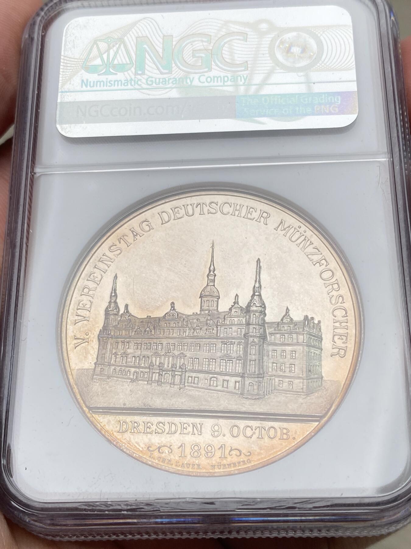 万国钱币拍卖第058期（万国新年大拍） NGC MS61 1891年德国德累斯顿硬币研究协会纪念大银章 会长萨克森公爵约翰·乔治侧相 德累斯顿钱币协会建筑景观 金彩裹身镜面精铸极其漂亮 42.55MM 27.07G