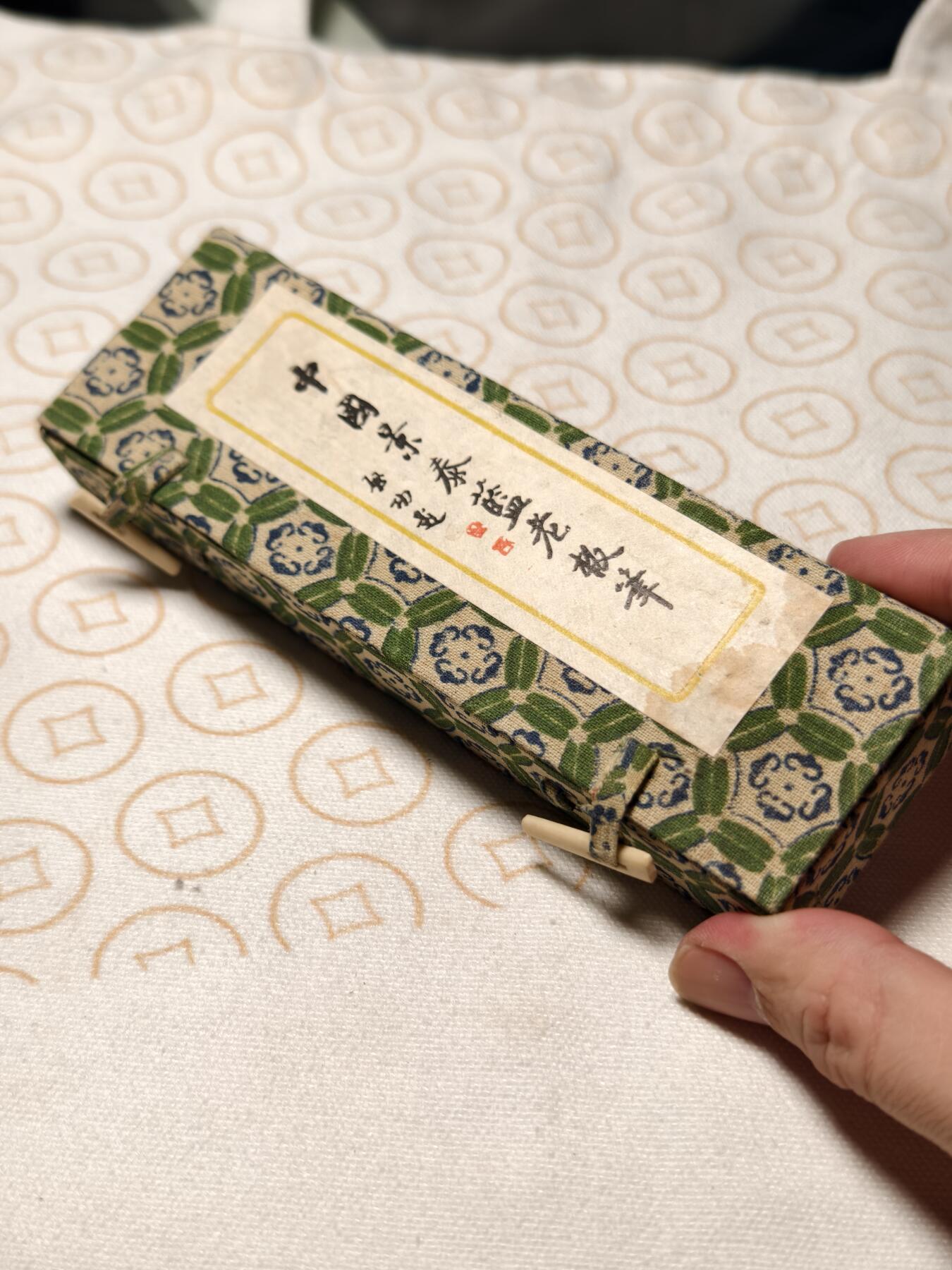 抚柳草堂-第三期章牌钱币 奖章勋章限时免佣 满百包邮 放漏专场 八十年代创汇时期景泰蓝老板笔 原盒好品少见花色 铜胎镀金掐丝珐琅纯手工工艺 笔芯已更换 可以正常书写