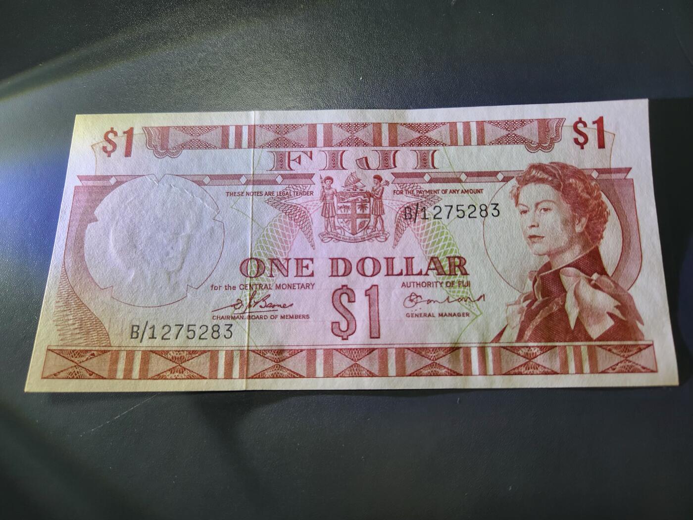 12月21号晚上8点 外国纸币自动截拍第75场 东加勒比1元新品 B1冠