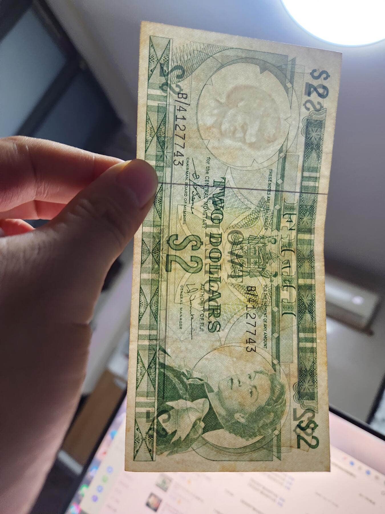 12月21号晚上8点 外国纸币自动截拍第75场 东加勒比2元美品B4 签名不同