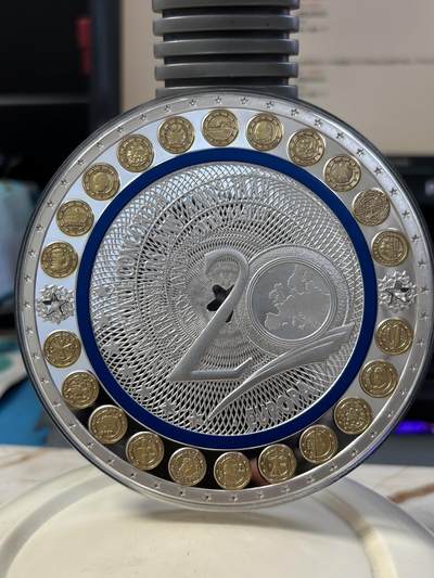 第185期拍卖 - 2017年欧洲发行欧元20周年纪念版铜镀银镀金纪念章带证书，直径100毫米，重376克