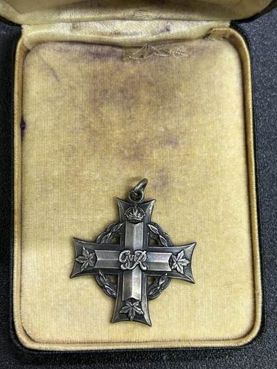 西秦中古拍卖第七十期 - 二战加拿大哀悼十字章 银制实发 带原盒