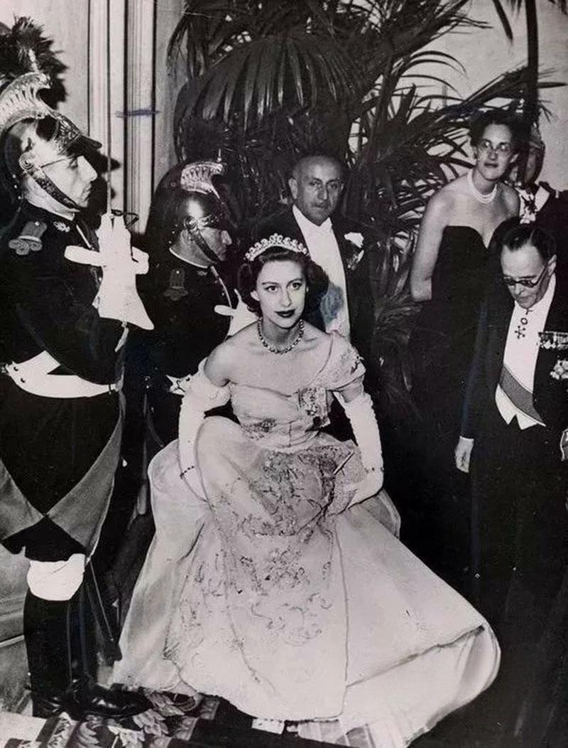 新西兰官方发行《伊丽莎白公主与玛格丽特公主》三角异形雕刻版