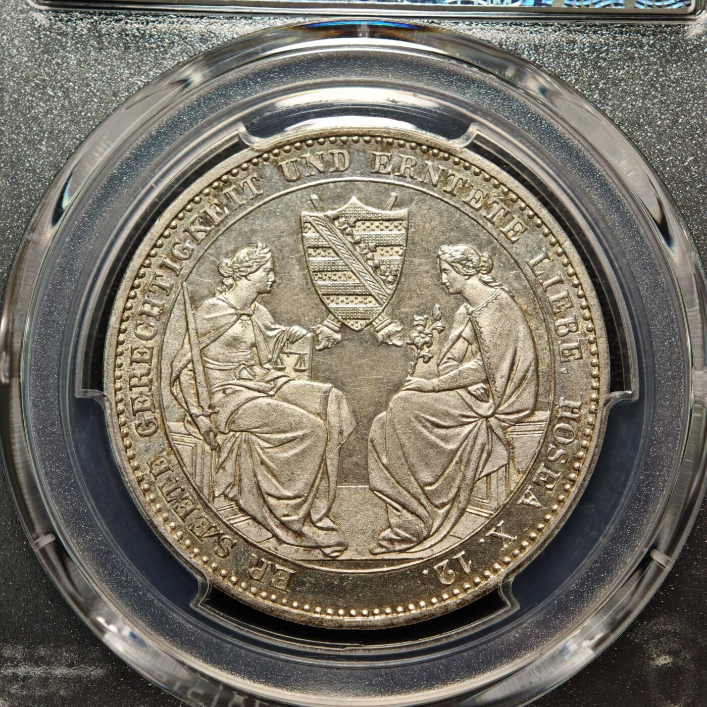 【德藏】世界币章拍卖第158期（拍品征集中~欢迎藏友联系） 1854年 德国萨克森弗里德里希·奥古斯特二世银婚纪念泰勒银币 PCGS MS62 少见品种 原味包浆 状态十足 1854年是弗里德里希·奥古斯特二世与奥地利的玛丽亚·安娜公主结婚25周年（银婚），作为萨克森王国的重要王室庆典，发行此币以纪念这一事件，同时彰显王室联姻的政治与家族意义
