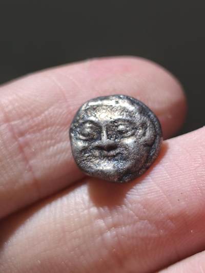 星盘世界钱币十二月二十七日古典币专场 - 古希腊，帕利翁城打制，公元前5世纪，戈尔贡美杜莎半德拉克马，淡金色彩，面部细节较为清晰，面部打制比较全，较为难得的一枚