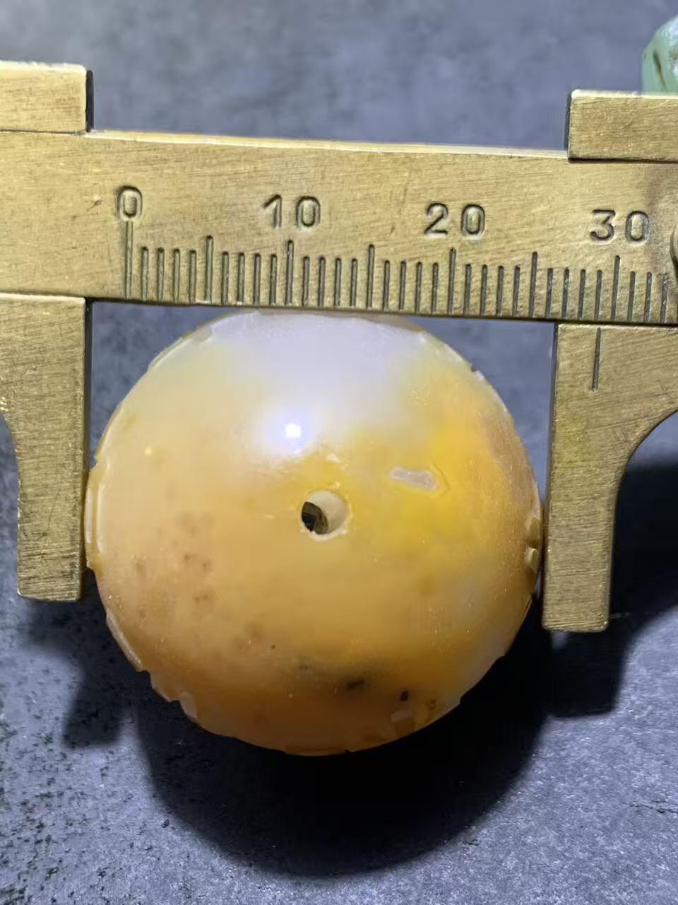 精美冰飘冻料风化战国红玛瑙手工雕刻六字箴言大圆珠一颗！