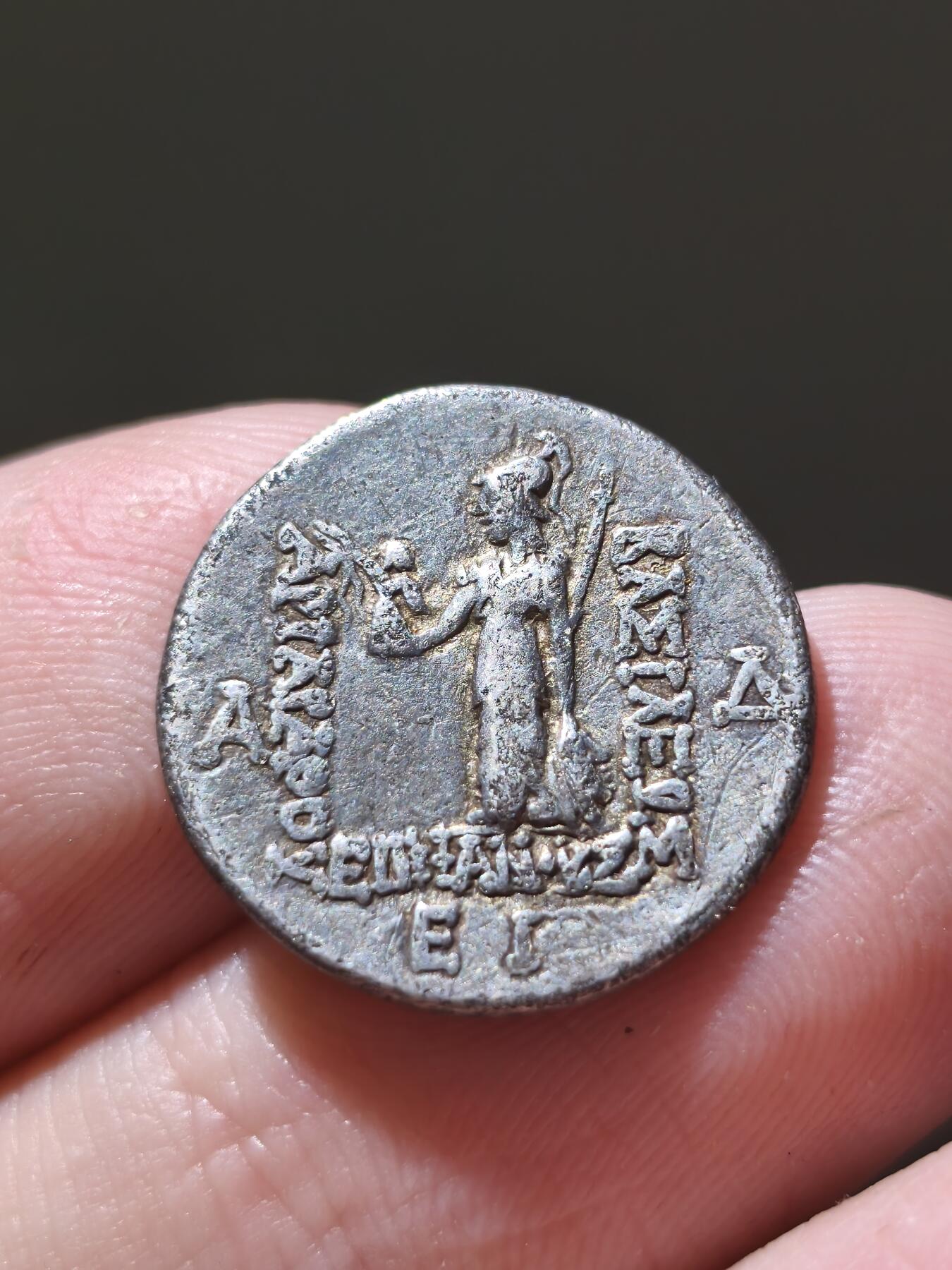 星盘世界钱币十二月二十七日古典币专场 少见！希腊化-卡帕多西亚 阿里阿拉特斯7世1德拉克马银币 底下写有希腊数字EI 15可能第15年发行 背面融合了本地的雅典娜女神站像