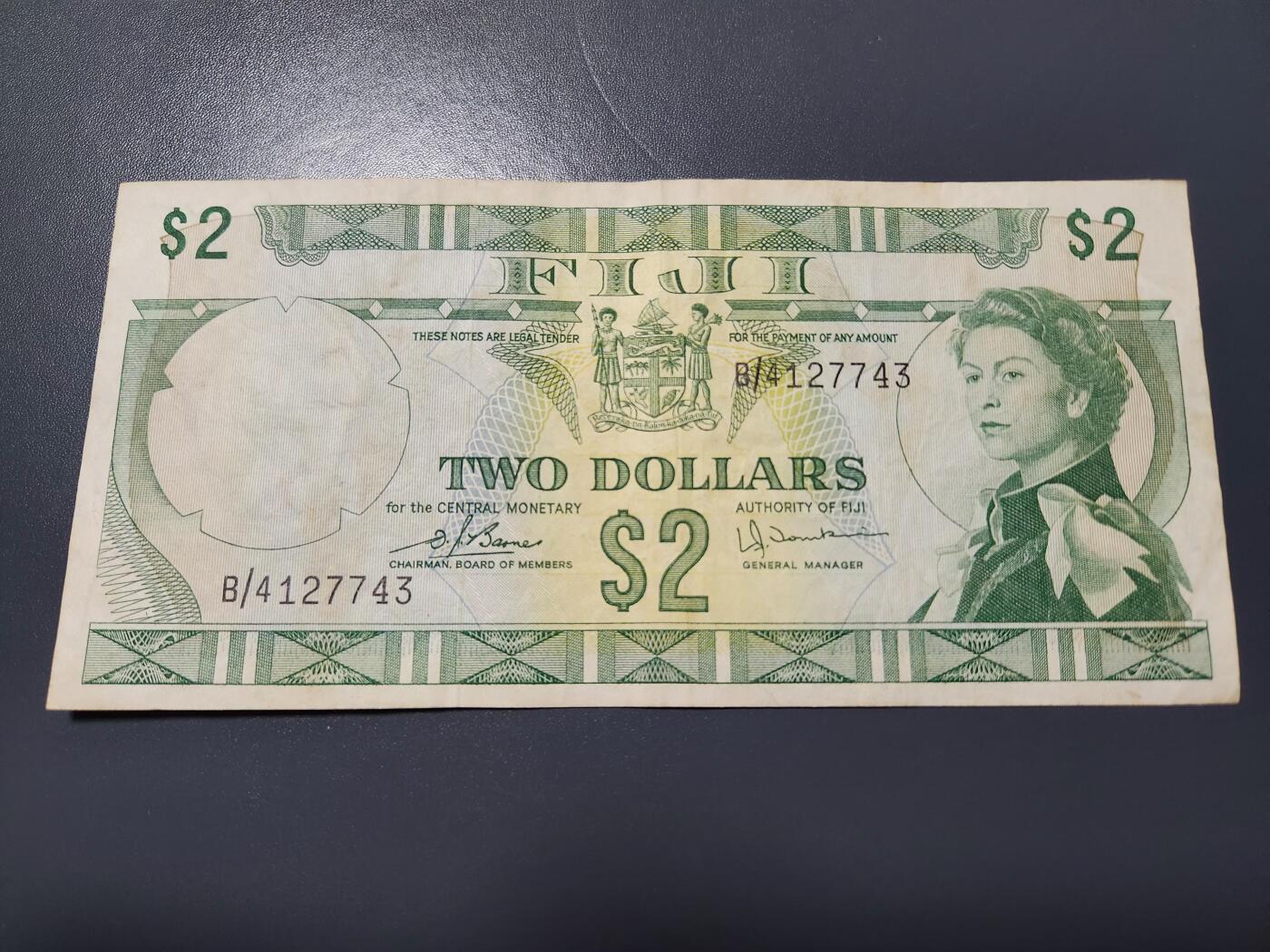 12月21号晚上8点 外国纸币自动截拍第75场 东加勒比2元美品B4 签名不同