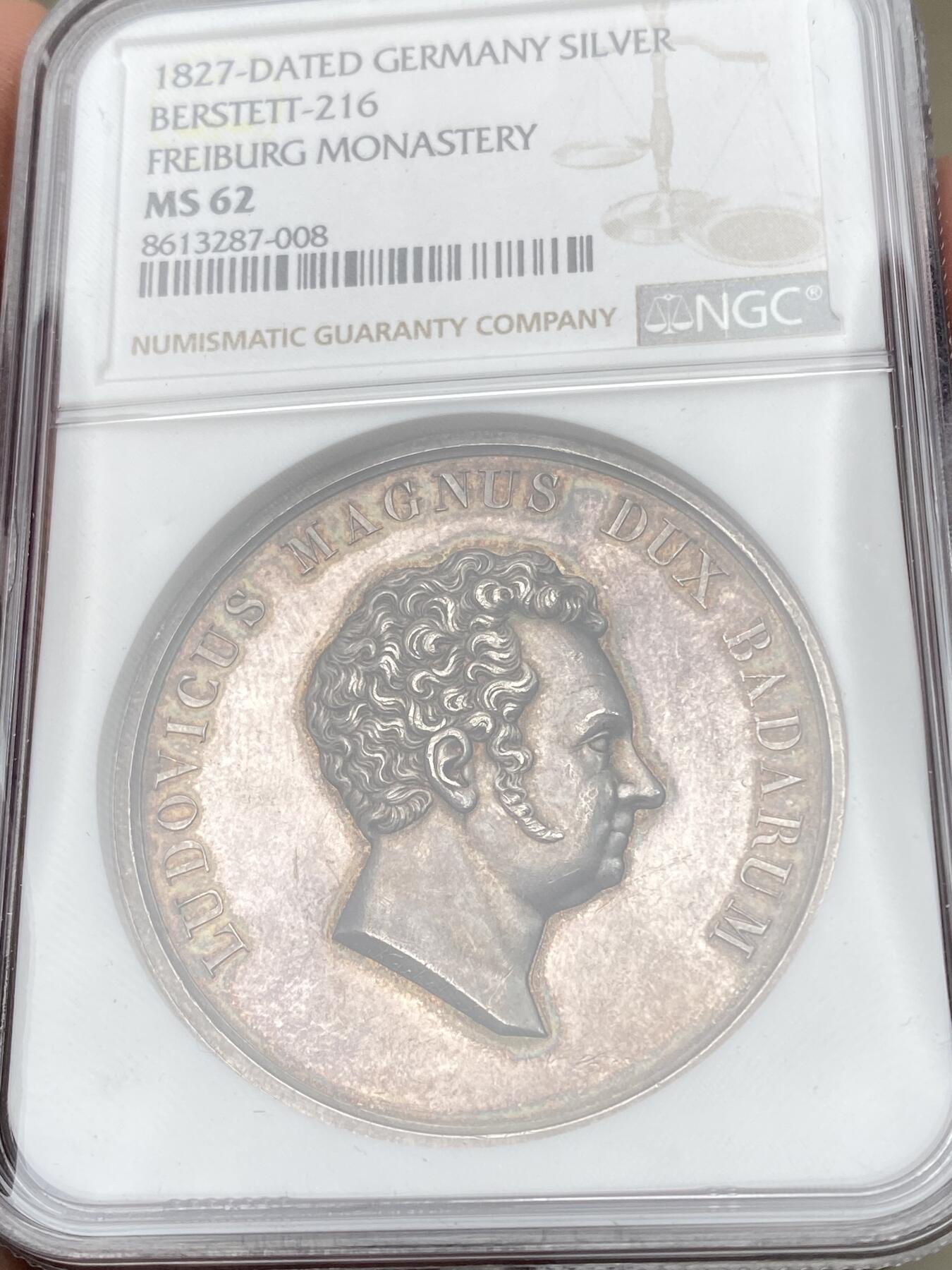 万国钱币拍卖第058期（万国新年大拍） NGC MS62 1827年德国巴登大公国杜拉赫路德维希纪念美因茨大主教区迁移至弗莱堡纪念大银章 44.24MM 43.74G 德章重型名誉品种 RR级别顶级珍品 仅发行62枚存世更罕 1821年教皇国利奥十二世与巴登等谈判 1827年康斯坦茨主教区被废除并迁移至弗莱堡作为大主教区所在地 属上莱茵教区省 弗莱堡大教堂雄伟壮观通体高浮雕镜面精铸玫瑰淡彩 极其稀少的顶级收藏品