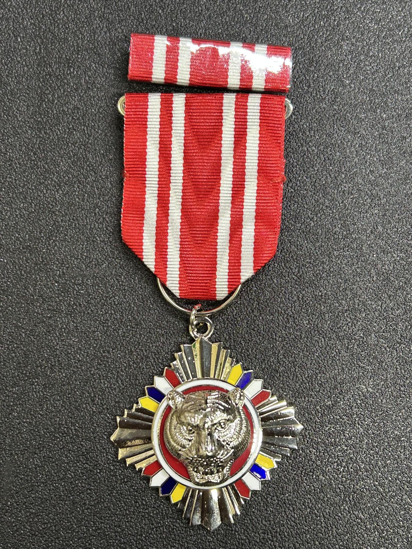 西秦中古拍卖第七十期 民国乙种虎贲奖章 带勋略 退台后