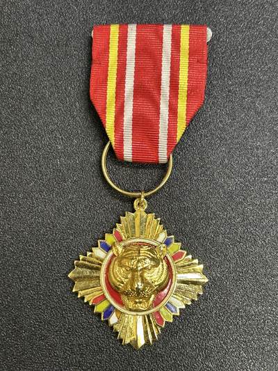 西秦中古拍卖第七十期 - 民国甲种虎贲奖章 实发带编号 退台后