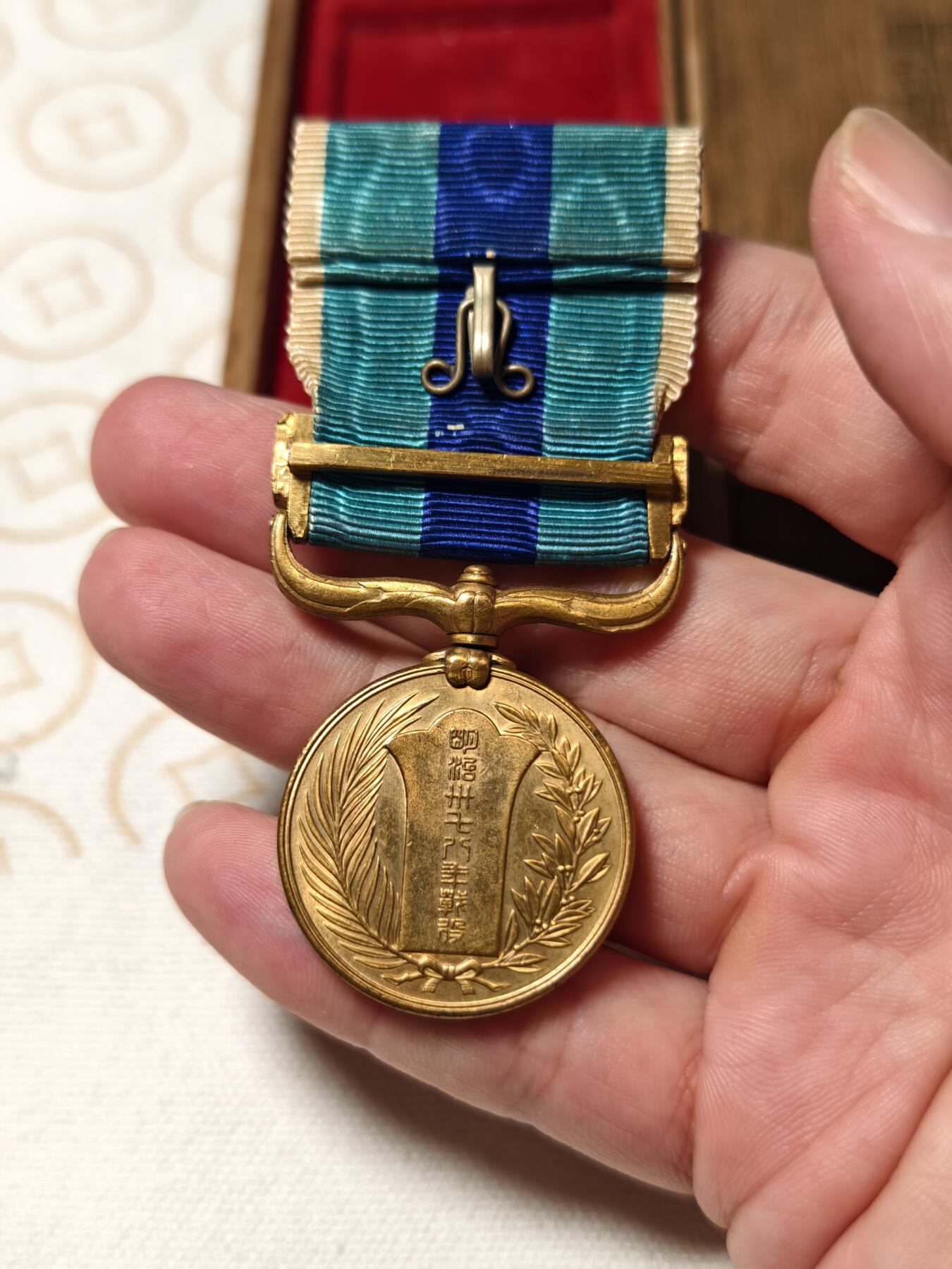 抚柳草堂-第三期章牌钱币 奖章勋章限时免佣 满百包邮 放漏专场 日俄明治三十七八年从军记章 铜镀金好品 原盒缺一块木条