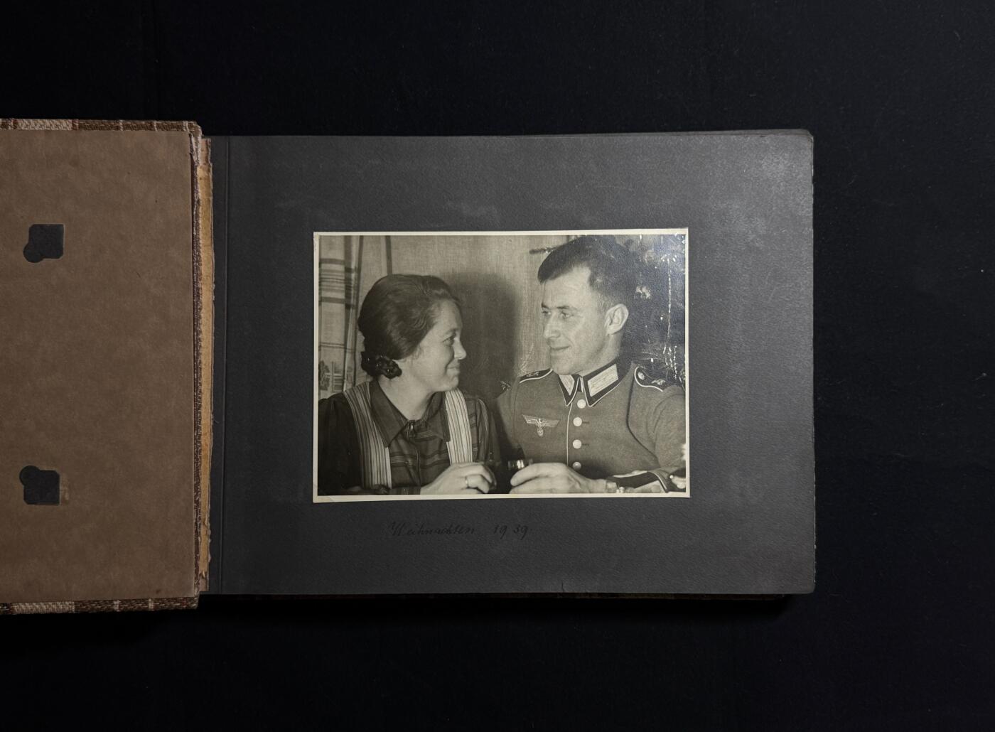 欢庆元旦！戎马世界章牌大赏第109期元旦大拍 铭记历史！德国二战老兵相册，照片约150张，记录了一个德国家庭的生活，包括婚姻、家庭、战争与城市废墟等内容，战前及法国战役相关照片（包括跨过马恩河）