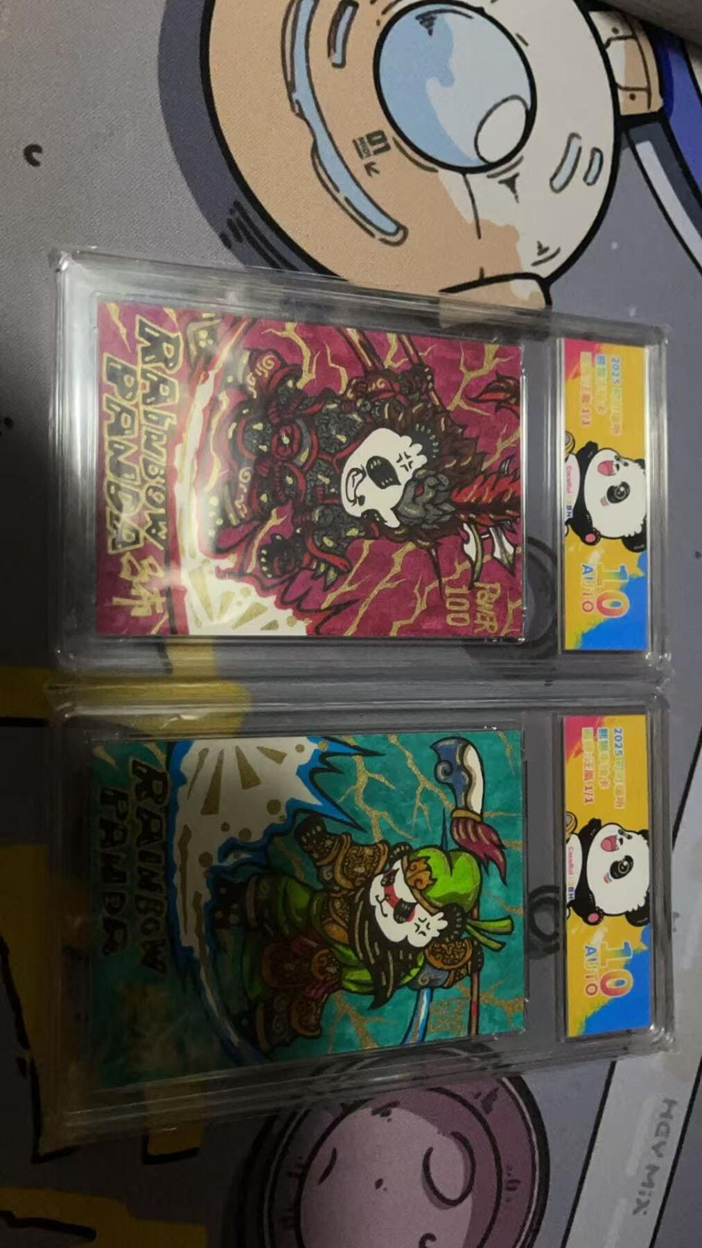 夜之极第三十七期 （12月20日周六晚9点截拍，欢迎竞拍） 【亲签】2025可可瑞听熊猫手绘卡-稀有1/1 汪胤 双拼手绘卡-吕奉先VS关云长 全球仅此一对！