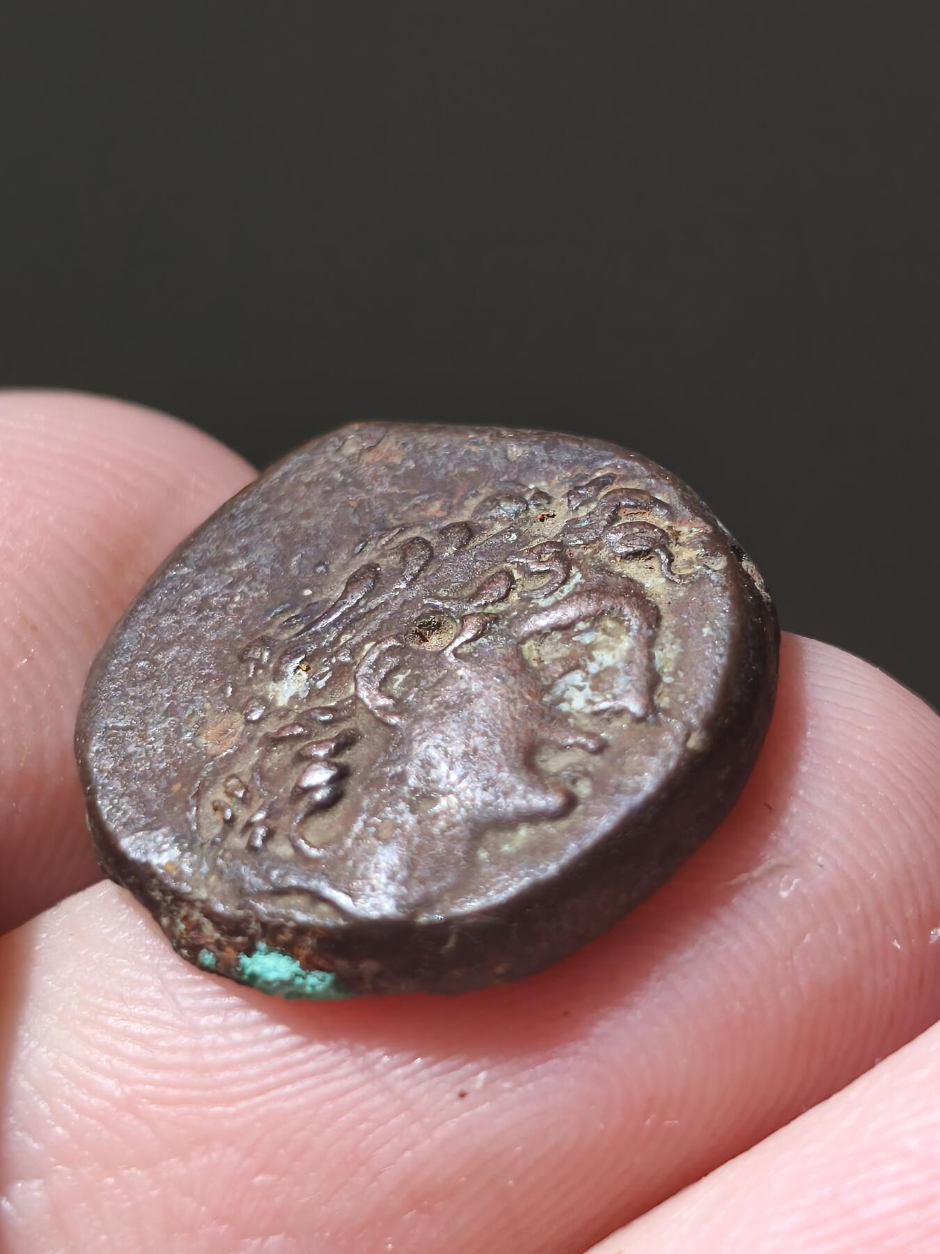 星盘世界钱币十二月二十七日古典币专场 小名誉！希腊化-叙利亚 篡位王特里丰铜币 前142-138年 背面希腊化时代出现的一种皇室头盔-科诺斯盔 塞琉古著名篡位将军