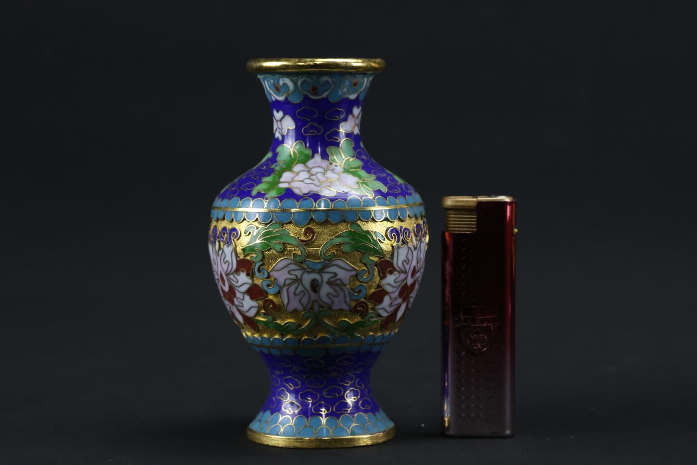 抚柳草堂-第三期章牌钱币 奖章勋章限时免佣 满百包邮 放漏专场 创汇时期景泰蓝掐丝珐琅花瓶一只，铜胎掐丝工艺，厚胎做工非常棒蓝地配花卉纹，工艺精细不是那种小薄片。高约12.5cm，肚径6.8cm重188g。自然老化痕迹，无明显残破