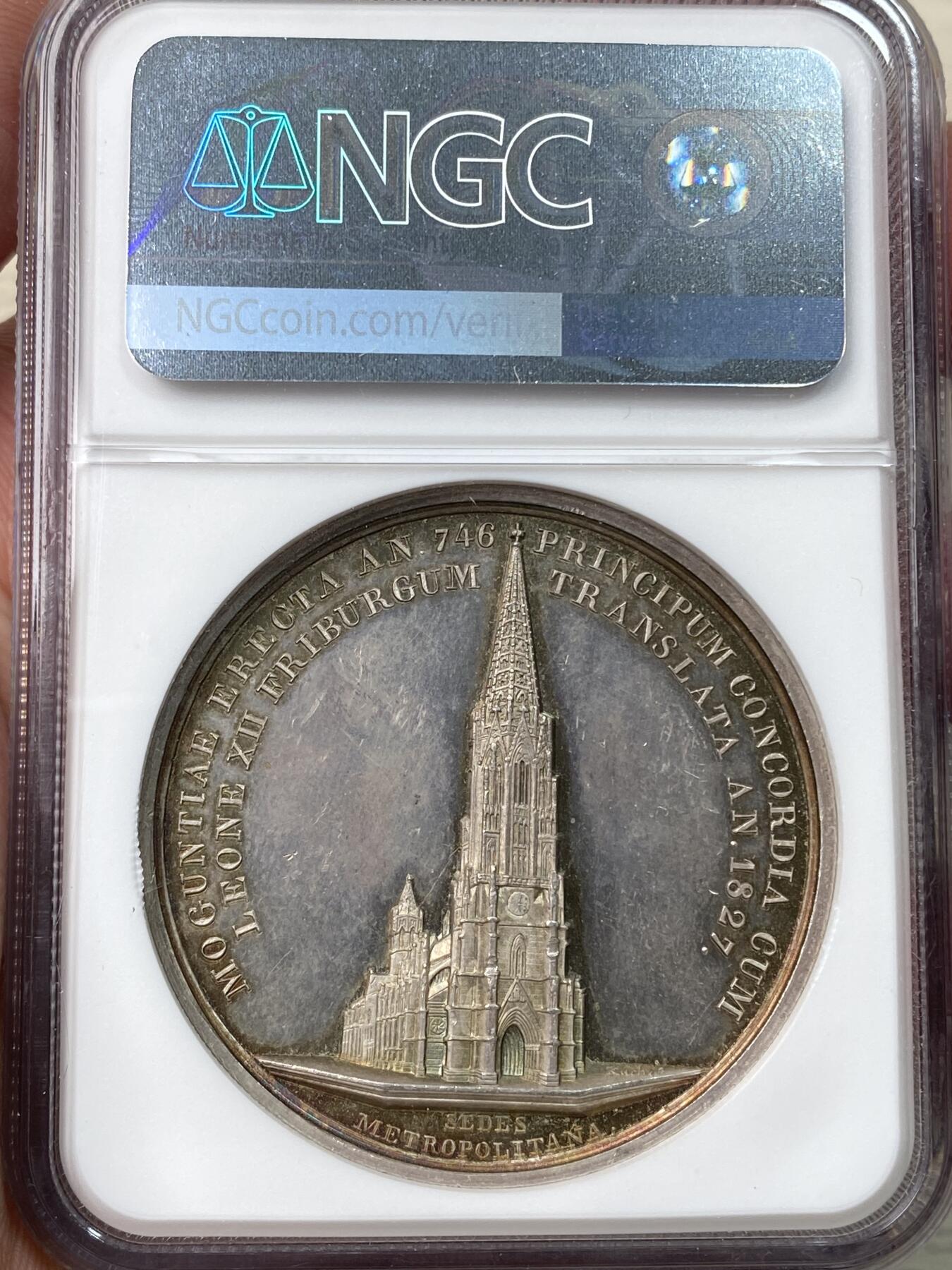 万国钱币拍卖第058期（万国新年大拍） NGC MS62 1827年德国巴登大公国杜拉赫路德维希纪念美因茨大主教区迁移至弗莱堡纪念大银章 44.24MM 43.74G 德章重型名誉品种 RR级别顶级珍品 仅发行62枚存世更罕 1821年教皇国利奥十二世与巴登等谈判 1827年康斯坦茨主教区被废除并迁移至弗莱堡作为大主教区所在地 属上莱茵教区省 弗莱堡大教堂雄伟壮观通体高浮雕镜面精铸玫瑰淡彩 极其稀少的顶级收藏品