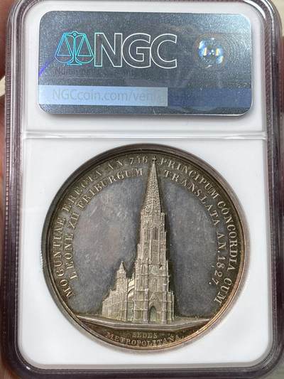 万国钱币拍卖第058期（万国新年大拍） NGC MS62 1827年德国巴登大公国杜拉赫路德维希纪念美因茨大主教区迁移至弗莱堡纪念大银章 44.24MM 43.74G 德章重型名誉品种 RR级别顶级珍品 仅发行62枚存世更罕 1821年教皇国利奥十二世与巴登等谈判 1827年康斯坦茨主教区被废除并迁移至弗莱堡作为大主教区所在地 属上莱茵教区省 弗莱堡大教堂雄伟壮观通体高浮雕镜面精铸玫瑰淡彩 极其稀少的顶级收藏品