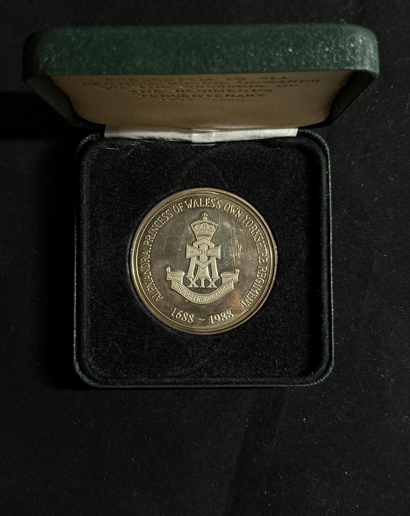 欢庆元旦！戎马世界章牌大赏第109期元旦大拍 英国陆军绿色霍华德团成立300周年纪念章，银制，重37g