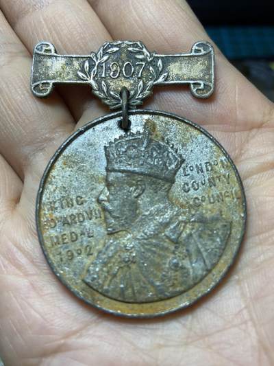 2025年第一百三十九场(总第一百六十五场）外国好品散币场(免佣金) - 英国🇬🇧1907年纪念章，直径38.9毫米，厚2.7毫米，重21克(爱德华七世时期，1906–1907年度全勤表彰纪念章)