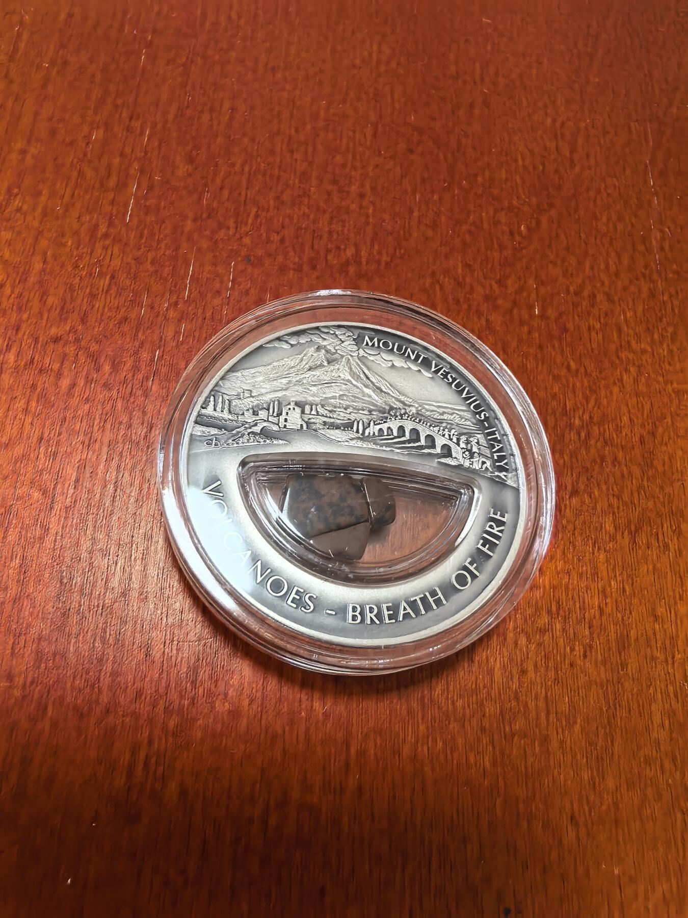 长老汇蛇年精选第八十五场拍卖 2013斐济火山之火系列之俄罗斯克罗诺斯基火山10元精制火山石填充银币，20克999银，盒证全，999枚